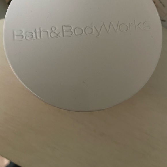 Bath and Body Works Candle New - Picture 4 of 5